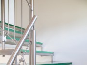 Escalier métallique avec marche en verre
