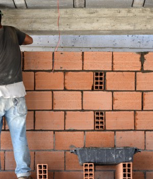 Construction d'un mur par un maçon