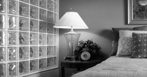 Mur en brique de verre dans une chambre