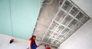 Pose d'un faux plafond en place plâtre