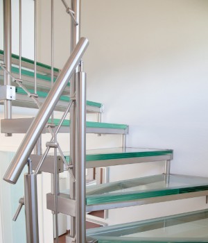 Escalier métallique avec marche en verre