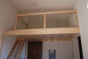 Mezzanine en Bois avec garde corps en verre