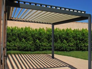 Une pergola bioclimatique pour couvrir votre terrasse