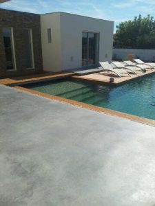 plage de piscine béton